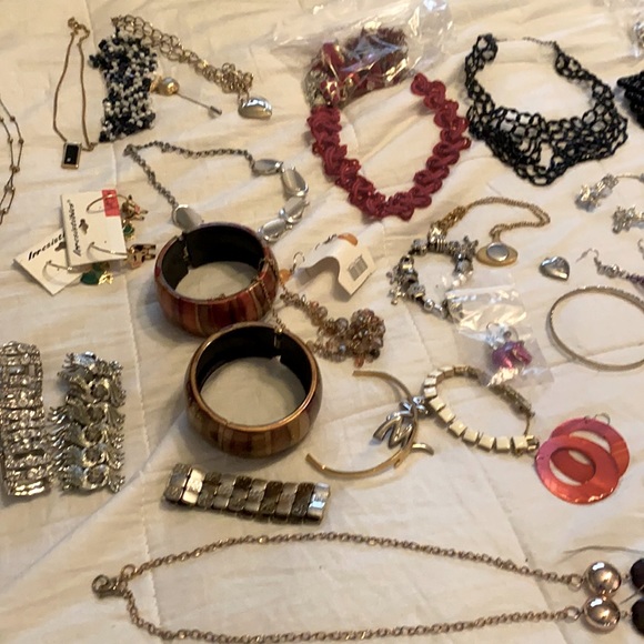 40+ Jewelry pieces - Picture 2 of 2